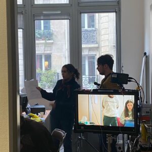 Raïka Hazanavicius Instagram - « Les petits patrons » c’est le premier court métrage que j’ai écrit et réalisé pour le @nikonfilmfestival , c’est une comédie de 2m20. On l’a fait avec les moyens du bord mais je suis heureuse d’être allée au bout. Le lien est dans ma bio, dites moi ce que vous en pensez ❤️ 
merci, merci bcppp à toutes les personnes qui ont accepté de me suivre là dedans, c’est grâce à vous si ça existe 
Acteurs.trice: @alexdsrx @marie_bunel @antoinepelletier_ 
Musique original : @electradrossos 
Ass real : @romanbellity 
Chef op : @louibaba 
Chef electro : Loic Lemahieu
Ass cam : Antoine Morin
Scripte : @milena.sallerin 
Ingénieur du son et mixage : @arthurmeyeringenieurduson 
Chef deco : @oklizz_ 
Cheffe costumiere : @anaelle.misman 
Cheffe maquillage : @djemack_up 
Regie : @victor_winter @carmenkasso 
Cheffe monteuse : Emma Zelia 
Étalonnage : @julien.blanche 

Et merci aussi @mittotoro @serge_hazanavicius @misklaroo @poloralphlauren @delphpatriatpayen @patliandier Raphaël Rocher, Théo, @teolacaze  Intermarché !!