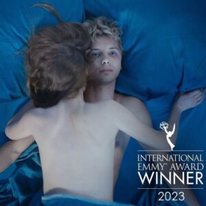 Raïka Hazanavicius Instagram - @ovidieraziel a remporté hier un EMMY AWARD (rien que ça) pour la première saison de sa série « Des gens bien ordinaires », c’est une fierté immense ! J’ai la chance de jouer dans ce trop beau projet avec que des gens géniaux, on vient de finir la saison 2 qui était tout aussi extra. Merci @magneto.tm et @ovidieraziel pour ce travail si précis, je suis hyper fière d’être dans ce projet (depuis le début mais c’est le moment de le redire) et qu’il brille maintenant à l’international 
Pull up à la s1 et bientôt la s2 sur @canalplus plus avec @jeremygillet @sophiemarielarrouy @aloisesauvage @andrea_bescond  @arthurguerrand et tant d’autres qui ont bossé durs,  tous des partenaires et des humains  exceptionnels ! Je suis émue merci @ovidieraziel pour ton travail ❤️✨