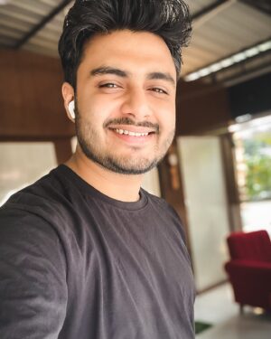 Raj Barman Instagram - “Ankhon mein sab hasne wale 
Dil mein rote hain
Chalte hain sau dard sambhale
Jo tanha hote hain” - @arafatmehmood