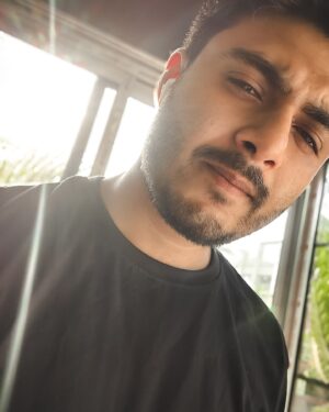 Raj Barman Instagram - “Ankhon mein sab hasne wale 
Dil mein rote hain
Chalte hain sau dard sambhale
Jo tanha hote hain” - @arafatmehmood