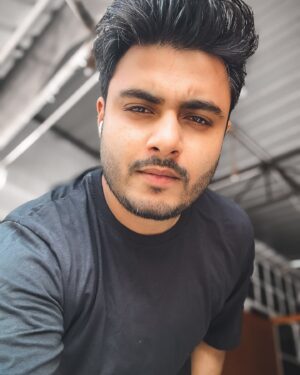 Raj Barman Instagram - “Ankhon mein sab hasne wale 
Dil mein rote hain
Chalte hain sau dard sambhale
Jo tanha hote hain” - @arafatmehmood