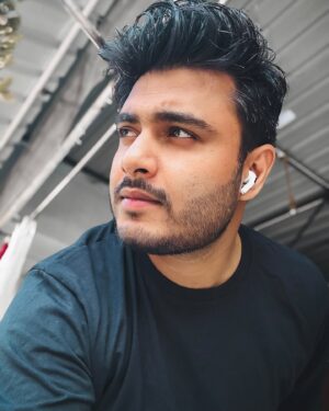 Raj Barman Instagram - “Ankhon mein sab hasne wale 
Dil mein rote hain
Chalte hain sau dard sambhale
Jo tanha hote hain” - @arafatmehmood