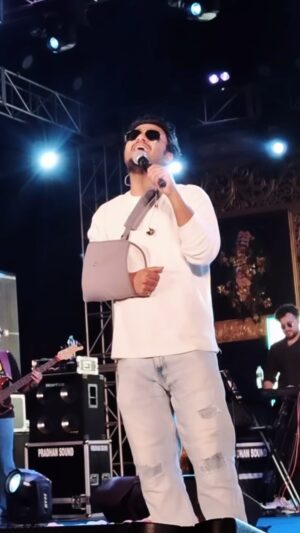 Raj Barman Instagram - Abhi Mujh Mein Kahin live.. sorry about my hand, pls ignore ! Thank u @sonunigamofficial for gifting us this song, as a singer this song itself is a lesson bcoz the way sonu ji has sung it.. 
Koi galti ho to pls maaf kardena guys..
