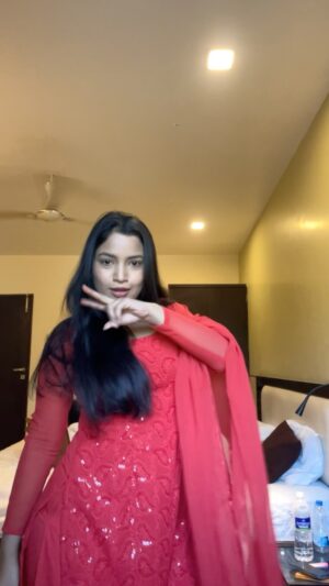 Rajeshwari Kharat Instagram - Blooper 😄 But I Loved It 😻 

#reels #reelsinstagram #bloopers #fun #teribaatonmeinaisauljhajiya #kritisanon #shahidkapoor #instagram #instagood #love #rajeshwarikharat