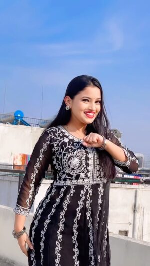 Rajeshwari Kharat Instagram - Chori Chori Sapano Me …. 🥰🙈

#reels #reelsinstagram #reelitfeelit #dance #oldsongs #2000s #trendingreels #trend #viral #viralvideos #foryou #love #rajeshwarikharat