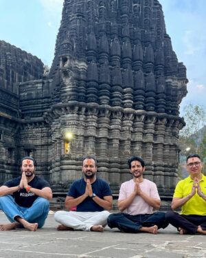 Rajneesh Duggal Instagram - Blessed ..❤️
Grateful for the Life I have, for the Fire I have, for the will I have and for the family and friends I have .. Har Har Mahadev 🙌  jai Shiv shambhoo 🙌❤️

Thank you #jiket for the beautiful peaceful darshan❤️🫶 

#harharmahadev #trimbakeshwartemple #rd #rdx #rajnieshduggall
