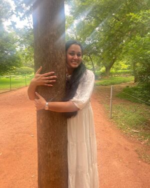 Rajshri Nair Instagram - Have you ever tried Hugging a tree? It makes me grounded, calm n a feeling of peace. Try it.. hug a tree, close ur eyes , breathe n smile ❤️