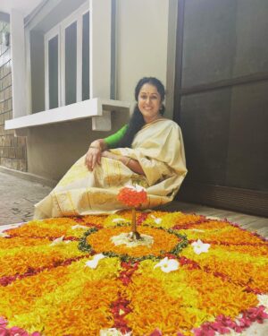 Rajshri Nair Instagram - Happy Onam to all 🌼🌼🌼🌺🌺🌺🌺🌸🌸🌸 . Tht time of the year where putting a pookolam and dressed in the traditional kasavu sari and digging into  a sumptuous Onam sadhya and busy wishing everyone a very happy Onam. 🌸🌸🌺🌺🌼🌼
