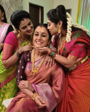Rajshri Nair Instagram - Thoroughly pampered n loved on my sets of Intiki deepam illalu..blessed🙏🏽❤️❤️❤️