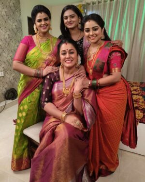 Rajshri Nair Instagram - Thoroughly pampered n loved on my sets of Intiki deepam illalu..blessed🙏🏽❤️❤️❤️