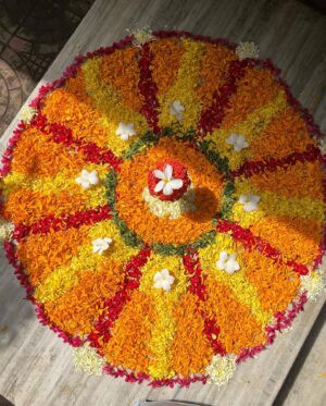 Rajshri Nair Instagram - Happy Onam to all 🌼🌼🌼🌺🌺🌺🌺🌸🌸🌸 . Tht time of the year where putting a pookolam and dressed in the traditional kasavu sari and digging into  a sumptuous Onam sadhya and busy wishing everyone a very happy Onam. 🌸🌸🌺🌺🌼🌼