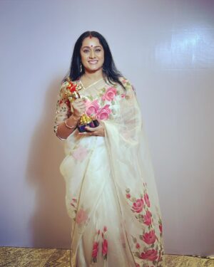 Rajshri Nair Instagram - Won star maa award for my serial Intiki Deepam Ilalu last night… elated n  blessed for all the love and appreciation received for my character - Maheshwari Devi 🙏🏽😇❤️❤️❤️❤️❤️❤️