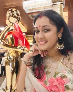 Rajshri Nair Instagram - Won star maa award for my serial Intiki Deepam Ilalu last night… elated n  blessed for all the love and appreciation received for my character - Maheshwari Devi 🙏🏽😇❤️❤️❤️❤️❤️❤️