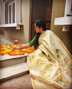 Rajshri Nair Instagram - Happy Onam to all 🌼🌼🌼🌺🌺🌺🌺🌸🌸🌸 . Tht time of the year where putting a pookolam and dressed in the traditional kasavu sari and digging into  a sumptuous Onam sadhya and busy wishing everyone a very happy Onam. 🌸🌸🌺🌺🌼🌼