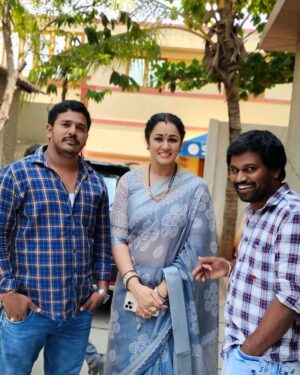 Rajshri Nair Instagram - The men behind the success of Intiki deepam illalu- our director- Ravi sir and our cameraman- Suresh garu