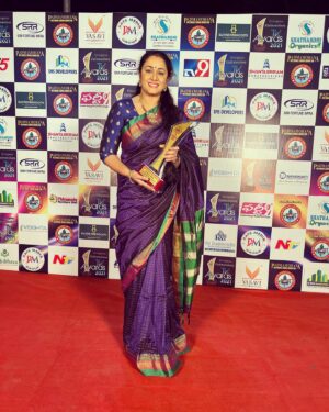 Rajshri Nair Instagram - Last Saturday I received Padmamohana  award for the best character artist television for “Intiki deepam illalu” running in star Maa. It’s always encouraging for an artist to be recognised and appreciated by the audience. And an award is always a feather in the hat. Thank you 🙏🏽 ❤️❤️❤️