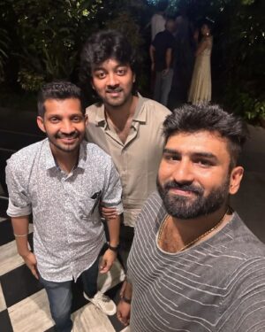 Raju Jeyamohan Instagram - Oru sirapaana sandhippu 💚
Memories that last! 💚🤗

#yuthan #raju
.
.
#yuthanbalaji #yuthanbalajik #rajujeyamohan #rajubiggboss