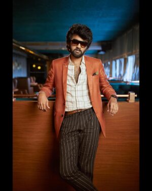 Raju Jeyamohan Instagram - ⭐️Photographer : @nirmalvedhachalam 
Designer / Stylist : @anuparthasarathy
Makeup Artist : @vaishusmakeuprevamp
Hairstylist : @Style_mannan_93 @vurvesalon
Assistant Stylist : @wear.jefferson
Fabric Partner : @heenacollections
Stitching Partner : @iiiisyed
Accessories : @sevenstargiftshop
Footwear : @metroshoesindia #raju #rajujeyamohan #vijaytelevision #biggboss #rajubhai