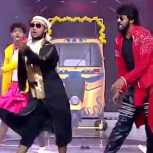 Raju Jeyamohan Instagram - Aluminium Pithala Kalaichadhu Pathala 😂
Here is our version of #aluminiumpithala 🥳
Do tag us ur version of #aluminiumpithala And we ll repost it 😍
Thank you all for making this song a bigggg biggggg hit 🥳🔥🙏🏻

Special mention
Lyricist and singer :- @ganavinoth_offical ❤️