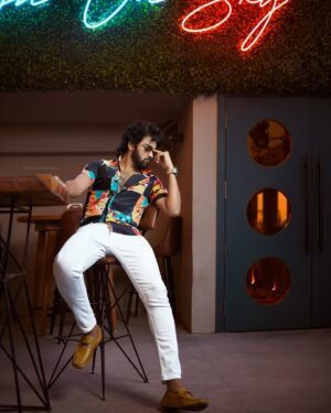 Raju Jeyamohan Instagram - Let’s party! 🎊 Photographer : @nirmalvedhachalam 
Designer / Stylist : @anuparthasarathy
Makeup Artist : @vaishusmakeuprevamp
Hairstylist : @Style_mannan_93 @vurvesalon
Assistant Stylist : @wear.jefferson
Fabric Partner : @heenacollections
Stitching Partner : @iiiisyed
Accessories : @sevenstargiftshop
Footwear : @metroshoesindia