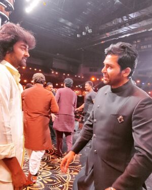 Raju Jeyamohan Instagram - சோழர் பரம்பரையில் ஒரு Emcee! 😎  @karthi_offl bro  #maniratnam sir!  #jeyamravi bro!  #ponniyinselvan2 @lyca_productions