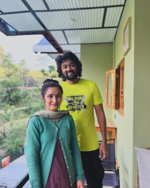 Raju Jeyamohan Instagram - Beautiful people are rare but I always get to meet them…. ⛰️ @araamretreat JOY•VINOJI•SONAKSHI•RAMU•LAKSHMI