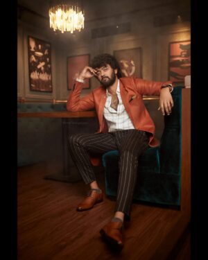 Raju Jeyamohan Instagram - Shoot for our BiggBoss season 5 title winner @raju_jeyamohan

📸

Photographer : @nirmalvedhachalam 
Designer / Stylist : @anuparthasarathy
Makeup Artist : @makeupbyvaishalikrishnan
Hairstylist : @Style_mannan_93 @vurvesalon
Assistant Stylist : @wear.jefferson
Fabric Partner : @heenacollections
Stitching Partner : @iiiisyed
Accessories : @sevenstargiftshop
Footwear : @metroshoesindia
.
.
www.nirmalvedhachalam.com
.
. 
#nirmalvedhachalam #nirmalvedhachalamphotography #sneakpeek #barracuda #chennai #shoot #bar #actor #photoshoot #biggboss #biggboss5 #winner #tamilbiggboss #vijaytv #star #starvijay