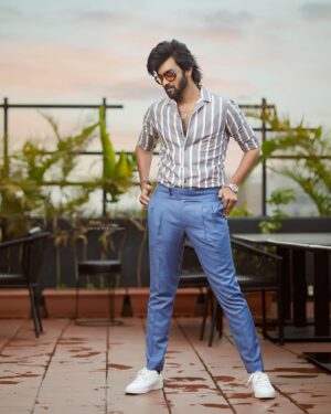 Raju Jeyamohan Instagram - ⛴ Photographer : @nirmalvedhachalam 
Designer / Stylist : @anuparthasarathy
Makeup Artist : @vaishusmakeuprevamp
Hairstylist : @Style_mannan_93 @vurvesalon
Assistant Stylist : @wear.jefferson
Fabric Partner : @heenacollections
Stitching Partner : @iiiisyed
Accessories : @sevenstargiftshop
Footwear : @metroshoesindia #raju #rajujeyamohan #bigboss #rajubhai