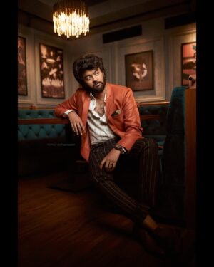 Raju Jeyamohan Instagram - Whatever you are. Be a good one.  Location courtesy: @barracudabrewbar Photographer : @nirmalvedhachalam 
Designer / Stylist : @anuparthasarathy
Makeup Artist : @vaishusmakeuprevamp
Hairstylist : @Style_mannan_93 @vurvesalon
Assistant Stylist : @wear.jefferson
Fabric Partner : @heenacollections
Stitching Partner : @iiiisyed
Accessories : @sevenstargiftshop
Footwear : @metroshoesindia #raju #rajujeyamohan #rajubhai #photoshoot #july2 #kamalhaasan #biggbosstamil #julybaby