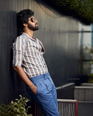 Raju Jeyamohan Instagram - ⚓️ Photographer : @nirmalvedhachalam 
Designer / Stylist : @anuparthasarathy
Makeup Artist : @vaishusmakeuprevamp
Hairstylist : @Style_mannan_93 @vurvesalon
Assistant Stylist : @wear.jefferson
Fabric Partner : @heenacollections
Stitching Partner : @iiiisyed
Accessories : @sevenstargiftshop
Footwear : @metroshoesindia #rajujeyamohan #raju #rajubhai #biggboss