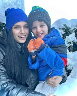 Ralitsa Paskaleva Instagram - Честита Нова годинаааа🫶🥳
Пожелаваме ви да сте много здрави и много щастливи през новата година. 💖 
🧿
.
.
.
.
.
.
.
.
 #ralitsapaskaleva 
#ralitsapaskalevafans
#fanpage
#team
#love #family #boy #goals #actress #thebest #bulgaria