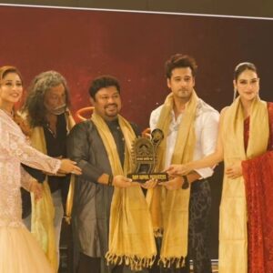 Ram Kamal Mukherjee Instagram - I'm glad to receive বাংলার জাতীয় গর্ব (Banglar Jatiyo Garbo) from noted Bengali actors @yashdasgupta @nusratchirps at for our National Awarded Hindi film Ek Duaa. 

My heartfelt thanks to the organizers, and I was extremely glad to share the stage with my fellow colleagues and seniors from the Bengali Film Industry. 

This is a unique effort and concept that needs encouragement. I am so happy to see veterans like Ashok Vishwanathan to Srijit Mukherji, from Rupa Ganguly to Annaya Chatterjee, from Saswata Chatterjee, to Rudranil Ghosh, from Jojo to Iman Chakraborty, everyone celebrated the success of cinema. 

Legends from cinema, theatre, music, and sports attended the event. Indrani Dutta ballet troupe and Sourendro-Soumyojit musical performances added rhythm to this celebration. 

Thank you, #sangeetasinha @bhandarysoumitra @prasunindian and everyone who made it possible. 🙏❤️🧿