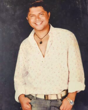 Ram Kamal Mukherjee Instagram - Good old memory... 
This was clicked by my friend and celebrity photographer 📸 Vickky Idnaani in 2003 at his studio while I was working as a reporter with Stardust film magazine. This was a casual impromptu click, not expecting that after three years, this image would be used for my Sunday column Ram Katha, which was a part of Times of India's most popular tabloid Mumbai Mirror. This image got imprinted in the minds of readers. 
Almost after two decades, the hard copy popped up from my diary, which Vickky had printed and gifted me. Thanks, Viks...
Time flies, but memories stay forever. @vickkyidnaaniphotography

#ThrowbackThursday 🧿😘💙 #throwback