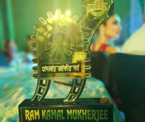 Ram Kamal Mukherjee Instagram - I'm glad to receive বাংলার জাতীয় গর্ব (Banglar Jatiyo Garbo) from noted Bengali actors @yashdasgupta @nusratchirps at for our National Awarded Hindi film Ek Duaa. 

My heartfelt thanks to the organizers, and I was extremely glad to share the stage with my fellow colleagues and seniors from the Bengali Film Industry. 

This is a unique effort and concept that needs encouragement. I am so happy to see veterans like Ashok Vishwanathan to Srijit Mukherji, from Rupa Ganguly to Annaya Chatterjee, from Saswata Chatterjee, to Rudranil Ghosh, from Jojo to Iman Chakraborty, everyone celebrated the success of cinema. 

Legends from cinema, theatre, music, and sports attended the event. Indrani Dutta ballet troupe and Sourendro-Soumyojit musical performances added rhythm to this celebration. 

Thank you, #sangeetasinha @bhandarysoumitra @prasunindian and everyone who made it possible. 🙏❤️🧿