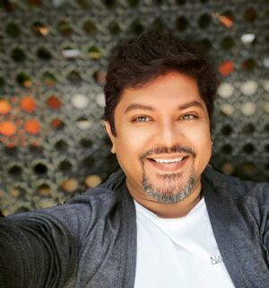 Ram Kamal Mukherjee Instagram - कुछ मुस्कानों में दर्द होता है, कुछ मुस्कानों में नूर,
कुछ इश्क़ को मेहसूस करने जाना पड़ता है दूर! 🧿😘