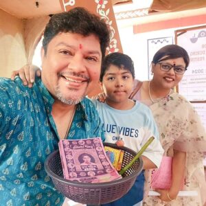 Ram Kamal Mukherjee Instagram - শুভ নববর্ষ ১৪৩১ 🌻
Shubho Nababorsho 1431
বড়দের আমার প্রণাম ছোটদের ভালোবাসা.
আন্তরিক প্রীতি ও শুভেচ্ছা জানাই
সারা বছর ভাল কাটুক  সুস্থ থেকো... ❣️🎊🙏🧿

@mukherjeesarbani
