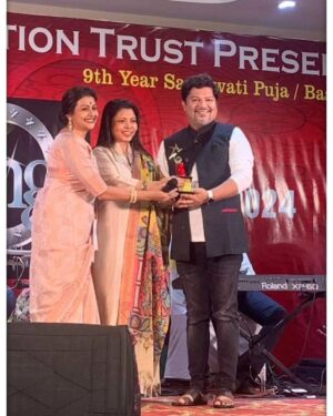Ram Kamal Mukherjee Instagram - On the eve of Basant Panchami and Saraswati Puja, I am extremely happy to receive this Achiever's Award from Creative Connection Trust in Mumbai. I am glad to receive this award from noted author and former journalist Nandita Puri and celebrated actor Jaya Bhattacharya. Special thanks to Shomu Mitra for showering this love and respect for my humble contribution to Indian cinema. 🧿🙏💕
Thank you #IshaanPuri for the lovely click.
