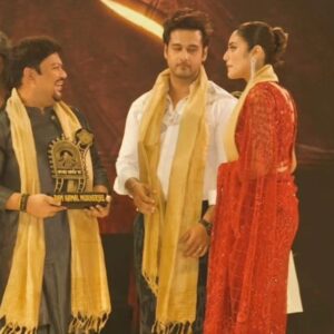 Ram Kamal Mukherjee Instagram - I'm glad to receive বাংলার জাতীয় গর্ব (Banglar Jatiyo Garbo) from noted Bengali actors @yashdasgupta @nusratchirps at for our National Awarded Hindi film Ek Duaa. 

My heartfelt thanks to the organizers, and I was extremely glad to share the stage with my fellow colleagues and seniors from the Bengali Film Industry. 

This is a unique effort and concept that needs encouragement. I am so happy to see veterans like Ashok Vishwanathan to Srijit Mukherji, from Rupa Ganguly to Annaya Chatterjee, from Saswata Chatterjee, to Rudranil Ghosh, from Jojo to Iman Chakraborty, everyone celebrated the success of cinema. 

Legends from cinema, theatre, music, and sports attended the event. Indrani Dutta ballet troupe and Sourendro-Soumyojit musical performances added rhythm to this celebration. 

Thank you, #sangeetasinha @bhandarysoumitra @prasunindian and everyone who made it possible. 🙏❤️🧿