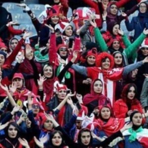 Ramin Nasernasir Instagram - سرانجام بعد از سی و هشت سال با پیگیری مستمر زنان ایرانی و حمایت افکار عمومی، امکان حضور بانوان در ورزشگاهها، ولو به صورت محدود ، از امروز میسر می‌شود.
باشد که این دستاورد کوچک مقدمه ای باشد برای دستاوردهای بزرگتر در احقاق حقوق زنان ایرانی.
حق گرفتنی است نه دادنی
