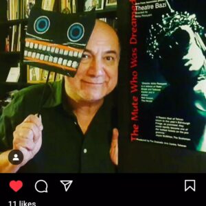 Ramin Nasernasir Instagram - آتیلای عزیز، روزی که با سرخوشی این عکس رو در خونه ات از تو‌ میگرفتم، تا برای @janegfrere بفرستم، هرگز فکر نمیکردم امروز با دیدنش در صفحه جین بند دلم بریزه. رفتن ناباورانه ات غمی است بر انبان غمهای تمام نشدنی این روزها.
روحت آرام جادوگر صحنه.