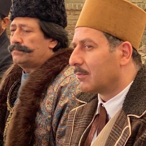 Ramin Nasernasir Instagram - فیلمبرداری سریال تاریخی «جشن سربرون» به کارگردانی آقای مجتبی راعی و تهیه کنندگی آقای حسن نجاریان پس از دو سال و سه ماه رو به اتمام است و نقش من در این سریال به پایان رسید.
جشن سربرون با برخورداری از فیلمنامه ای خوب و کارگردانی دقیق و پر وسواس آقای راعی، روایتگر داستانی در بستر جنبش مشروطه در شیراز است. امیدوارم از تماشای این سریال لذت ببرید.