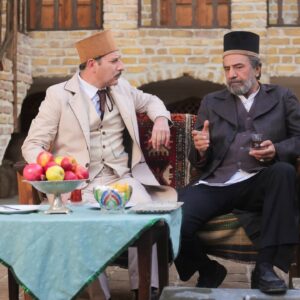Ramin Nasernasir Instagram - فیلمبرداری سریال تاریخی «جشن سربرون» به کارگردانی آقای مجتبی راعی و تهیه کنندگی آقای حسن نجاریان پس از دو سال و سه ماه رو به اتمام است و نقش من در این سریال به پایان رسید.
جشن سربرون با برخورداری از فیلمنامه ای خوب و کارگردانی دقیق و پر وسواس آقای راعی، روایتگر داستانی در بستر جنبش مشروطه در شیراز است. امیدوارم از تماشای این سریال لذت ببرید.