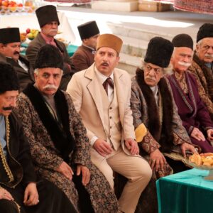 Ramin Nasernasir Instagram - فیلمبرداری سریال تاریخی «جشن سربرون» به کارگردانی آقای مجتبی راعی و تهیه کنندگی آقای حسن نجاریان پس از دو سال و سه ماه رو به اتمام است و نقش من در این سریال به پایان رسید.
جشن سربرون با برخورداری از فیلمنامه ای خوب و کارگردانی دقیق و پر وسواس آقای راعی، روایتگر داستانی در بستر جنبش مشروطه در شیراز است. امیدوارم از تماشای این سریال لذت ببرید.