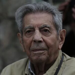 Ramin Nasernasir Instagram - اسکندر فیروز، موسس و اولین رئیس سازمان حفاظت از محیط زیست ایران درگذشت.
او نخستین تدوینگر قوانین محیط زیستی ایران بود که بعد از انقلاب برکنار و خانه نشین شد. در چهل سال گذشته ما با پشتکار و بی وقفه مشغول ویران کردن میراث او بوده ایم.