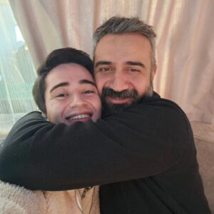 Ramiz Mullamusa Instagram - HOŞÇAKAL UMUT…
Umut karakteri çok özel bir karakterdi, bana bir çok şey öğretmesiyle birlikte, güzel duygular kazandırdı. Empati yapmayı, her şeye umutla bakmayı ve asla pes etmemeyi öğretti, kardeşliğin kan bağıyla değil can bağıyla olduğunu ve hayata sımsıkı tutunmanın ne demek olduğunu öğretti.🩵
Başta bizi bir araya getiren yapımcılarımız @ntcmedyatv ailesine @karbonelim @mertenginer @emllkrt @yengincenk @idilsoysalan , bizim  tüm kahırımızı çekip, yılmadan bıkmadan doğruyu yanlışı gösteren değerli hocalarıma @mcagataytosun @filisa @umitklh @balozkan @hilalkamaci , ve bu hikayeyi kaleme alan değerli senarist ekibimize @hilyil @nazlisunlukacan @gazelserap @aliercivan @melek_seven_ , Yabani projesinde emeği geçen bütün emektar kamera arkası ekibimize (Etiketleyemediğim herkese) sonsuz teşekkürlerimi ve minnetimi sunuyorum. Sizler sayesinde bu kadar keyif aldığım bir işte yer aldım. Tekrardan iyi ki🍀 

Sevgili menajerim @gurayhocaogullari 'na da emeklerinden dolayı sonsuz teşekkürler 🌸

Son olarak setimize neşe katan, güler yüzleri hiç solmayan, tecrübelerini bana aktaran, kıymetli oyuncu kadromuza da sonsuz teşekkürlerimi sunuyorum. Birbirinden usta oyuncularla çalışmak gurur vericiydi benim için. Sizlerle tekrardan bir araya gelebilmek dileğiyle🫡
@halitozgursari @simaybarlass @dolibom @yurdaerokur @tayancayaydin @osmanalkas.offical @sebnemhassanisoughi @bertanasllani @sezeraricay @rojbinerdn @guray__gorkem @aysegul_unsal @serayozkan @aleyhl 
Umut'la kalın 💫🤍