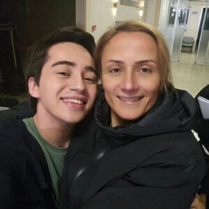 Ramiz Mullamusa Instagram - HOŞÇAKAL UMUT…
Umut karakteri çok özel bir karakterdi, bana bir çok şey öğretmesiyle birlikte, güzel duygular kazandırdı. Empati yapmayı, her şeye umutla bakmayı ve asla pes etmemeyi öğretti, kardeşliğin kan bağıyla değil can bağıyla olduğunu ve hayata sımsıkı tutunmanın ne demek olduğunu öğretti.🩵
Başta bizi bir araya getiren yapımcılarımız @ntcmedyatv ailesine @karbonelim @mertenginer @emllkrt @yengincenk @idilsoysalan , bizim  tüm kahırımızı çekip, yılmadan bıkmadan doğruyu yanlışı gösteren değerli hocalarıma @mcagataytosun @filisa @umitklh @balozkan @hilalkamaci , ve bu hikayeyi kaleme alan değerli senarist ekibimize @hilyil @nazlisunlukacan @gazelserap @aliercivan @melek_seven_ , Yabani projesinde emeği geçen bütün emektar kamera arkası ekibimize (Etiketleyemediğim herkese) sonsuz teşekkürlerimi ve minnetimi sunuyorum. Sizler sayesinde bu kadar keyif aldığım bir işte yer aldım. Tekrardan iyi ki🍀 

Sevgili menajerim @gurayhocaogullari 'na da emeklerinden dolayı sonsuz teşekkürler 🌸

Son olarak setimize neşe katan, güler yüzleri hiç solmayan, tecrübelerini bana aktaran, kıymetli oyuncu kadromuza da sonsuz teşekkürlerimi sunuyorum. Birbirinden usta oyuncularla çalışmak gurur vericiydi benim için. Sizlerle tekrardan bir araya gelebilmek dileğiyle🫡
@halitozgursari @simaybarlass @dolibom @yurdaerokur @tayancayaydin @osmanalkas.offical @sebnemhassanisoughi @bertanasllani @sezeraricay @rojbinerdn @guray__gorkem @aysegul_unsal @serayozkan @aleyhl 
Umut'la kalın 💫🤍