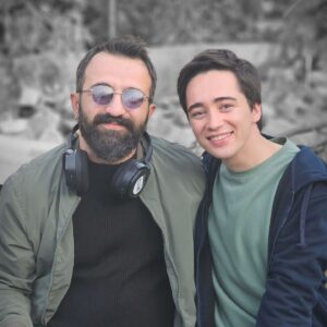 Ramiz Mullamusa Instagram - HOŞÇAKAL UMUT…
Umut karakteri çok özel bir karakterdi, bana bir çok şey öğretmesiyle birlikte, güzel duygular kazandırdı. Empati yapmayı, her şeye umutla bakmayı ve asla pes etmemeyi öğretti, kardeşliğin kan bağıyla değil can bağıyla olduğunu ve hayata sımsıkı tutunmanın ne demek olduğunu öğretti.🩵
Başta bizi bir araya getiren yapımcılarımız @ntcmedyatv ailesine @karbonelim @mertenginer @emllkrt @yengincenk @idilsoysalan , bizim  tüm kahırımızı çekip, yılmadan bıkmadan doğruyu yanlışı gösteren değerli hocalarıma @mcagataytosun @filisa @umitklh @balozkan @hilalkamaci , ve bu hikayeyi kaleme alan değerli senarist ekibimize @hilyil @nazlisunlukacan @gazelserap @aliercivan @melek_seven_ , Yabani projesinde emeği geçen bütün emektar kamera arkası ekibimize (Etiketleyemediğim herkese) sonsuz teşekkürlerimi ve minnetimi sunuyorum. Sizler sayesinde bu kadar keyif aldığım bir işte yer aldım. Tekrardan iyi ki🍀 

Sevgili menajerim @gurayhocaogullari 'na da emeklerinden dolayı sonsuz teşekkürler 🌸

Son olarak setimize neşe katan, güler yüzleri hiç solmayan, tecrübelerini bana aktaran, kıymetli oyuncu kadromuza da sonsuz teşekkürlerimi sunuyorum. Birbirinden usta oyuncularla çalışmak gurur vericiydi benim için. Sizlerle tekrardan bir araya gelebilmek dileğiyle🫡
@halitozgursari @simaybarlass @dolibom @yurdaerokur @tayancayaydin @osmanalkas.offical @sebnemhassanisoughi @bertanasllani @sezeraricay @rojbinerdn @guray__gorkem @aysegul_unsal @serayozkan @aleyhl 
Umut'la kalın 💫🤍