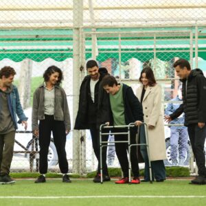 Ramiz Mullamusa Instagram - HOŞÇAKAL UMUT…
Umut karakteri çok özel bir karakterdi, bana bir çok şey öğretmesiyle birlikte, güzel duygular kazandırdı. Empati yapmayı, her şeye umutla bakmayı ve asla pes etmemeyi öğretti, kardeşliğin kan bağıyla değil can bağıyla olduğunu ve hayata sımsıkı tutunmanın ne demek olduğunu öğretti.🩵
Başta bizi bir araya getiren yapımcılarımız @ntcmedyatv ailesine @karbonelim @mertenginer @emllkrt @yengincenk @idilsoysalan , bizim  tüm kahırımızı çekip, yılmadan bıkmadan doğruyu yanlışı gösteren değerli hocalarıma @mcagataytosun @filisa @umitklh @balozkan @hilalkamaci , ve bu hikayeyi kaleme alan değerli senarist ekibimize @hilyil @nazlisunlukacan @gazelserap @aliercivan @melek_seven_ , Yabani projesinde emeği geçen bütün emektar kamera arkası ekibimize (Etiketleyemediğim herkese) sonsuz teşekkürlerimi ve minnetimi sunuyorum. Sizler sayesinde bu kadar keyif aldığım bir işte yer aldım. Tekrardan iyi ki🍀 

Sevgili menajerim @gurayhocaogullari 'na da emeklerinden dolayı sonsuz teşekkürler 🌸

Son olarak setimize neşe katan, güler yüzleri hiç solmayan, tecrübelerini bana aktaran, kıymetli oyuncu kadromuza da sonsuz teşekkürlerimi sunuyorum. Birbirinden usta oyuncularla çalışmak gurur vericiydi benim için. Sizlerle tekrardan bir araya gelebilmek dileğiyle🫡
@halitozgursari @simaybarlass @dolibom @yurdaerokur @tayancayaydin @osmanalkas.offical @sebnemhassanisoughi @bertanasllani @sezeraricay @rojbinerdn @guray__gorkem @aysegul_unsal @serayozkan @aleyhl 
Umut'la kalın 💫🤍