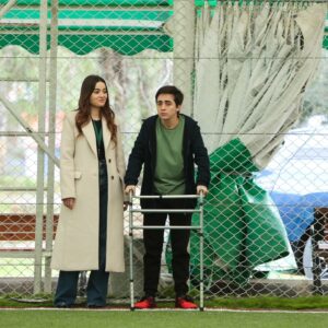 Ramiz Mullamusa Instagram - HOŞÇAKAL UMUT…
Umut karakteri çok özel bir karakterdi, bana bir çok şey öğretmesiyle birlikte, güzel duygular kazandırdı. Empati yapmayı, her şeye umutla bakmayı ve asla pes etmemeyi öğretti, kardeşliğin kan bağıyla değil can bağıyla olduğunu ve hayata sımsıkı tutunmanın ne demek olduğunu öğretti.🩵
Başta bizi bir araya getiren yapımcılarımız @ntcmedyatv ailesine @karbonelim @mertenginer @emllkrt @yengincenk @idilsoysalan , bizim  tüm kahırımızı çekip, yılmadan bıkmadan doğruyu yanlışı gösteren değerli hocalarıma @mcagataytosun @filisa @umitklh @balozkan @hilalkamaci , ve bu hikayeyi kaleme alan değerli senarist ekibimize @hilyil @nazlisunlukacan @gazelserap @aliercivan @melek_seven_ , Yabani projesinde emeği geçen bütün emektar kamera arkası ekibimize (Etiketleyemediğim herkese) sonsuz teşekkürlerimi ve minnetimi sunuyorum. Sizler sayesinde bu kadar keyif aldığım bir işte yer aldım. Tekrardan iyi ki🍀 

Sevgili menajerim @gurayhocaogullari 'na da emeklerinden dolayı sonsuz teşekkürler 🌸

Son olarak setimize neşe katan, güler yüzleri hiç solmayan, tecrübelerini bana aktaran, kıymetli oyuncu kadromuza da sonsuz teşekkürlerimi sunuyorum. Birbirinden usta oyuncularla çalışmak gurur vericiydi benim için. Sizlerle tekrardan bir araya gelebilmek dileğiyle🫡
@halitozgursari @simaybarlass @dolibom @yurdaerokur @tayancayaydin @osmanalkas.offical @sebnemhassanisoughi @bertanasllani @sezeraricay @rojbinerdn @guray__gorkem @aysegul_unsal @serayozkan @aleyhl 
Umut'la kalın 💫🤍