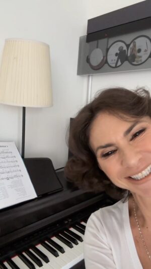 Ramona Bădescu Instagram - Vă aștept la spectacolul meu Pasiune , pe 6/11 Bucuresti la Teatrul Național și 7/11 la Filarmonica Craiova! 💓🥰 #spectacol #bucurești #craiova #pasiune